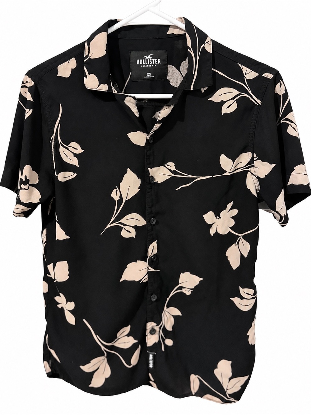 Hollister’s men’s Black Short-Sleeve Button-Up with Beige Floral Print. Size xs